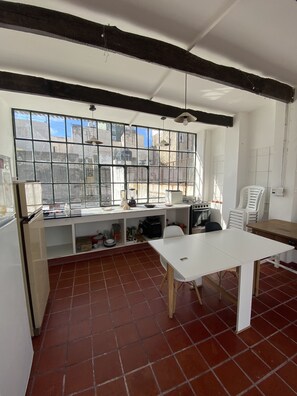 Full-size fridge, oven, toaster, toaster oven - Casa en el Encantador San Telmo - 8 habitaciones (Buenos Aires)