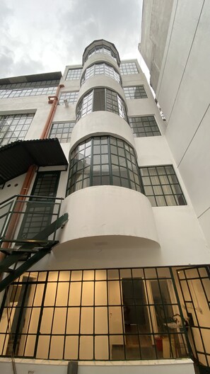 Boendets fasad - kväll/natt