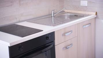 Fridge, oven, stovetop, electric kettle