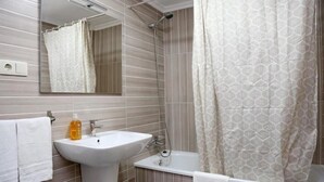 A modern bathroom with a sink, mirror, and shower. - Alojamiento Caldas de Reis - Pensión (Caldas de Reis)