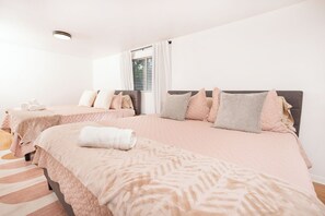 3 室のベッドルーム、デスク、アイロン / アイロン台、WiFi (無料)