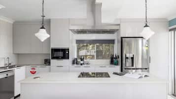 Geladeira, micro-ondas, fogão, cooktop