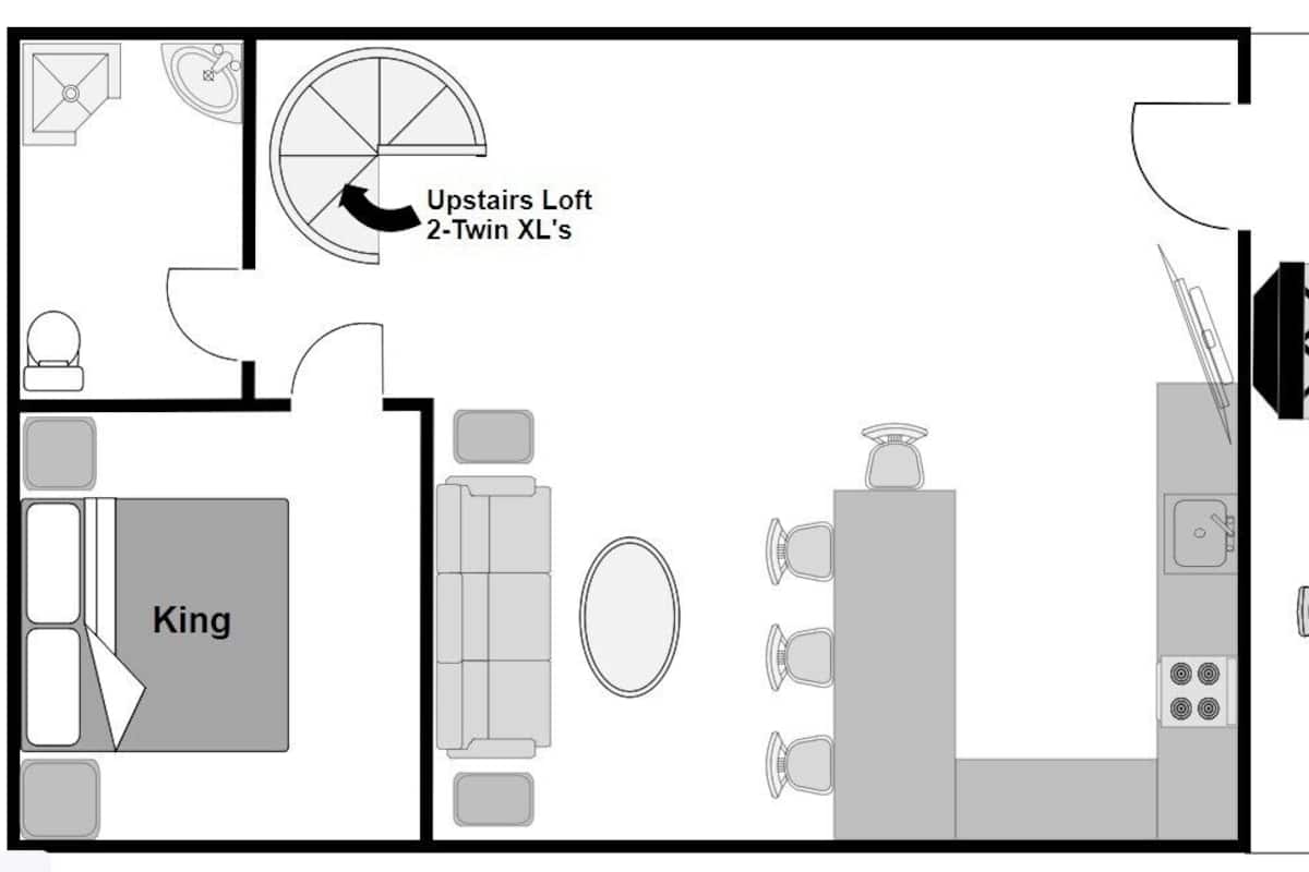 Un hôtel proposant des chambres avec un grand lit, un coin repas, une cuisine et une mezzanine à l’étage équipée de deux lits jumeaux extra-larges.