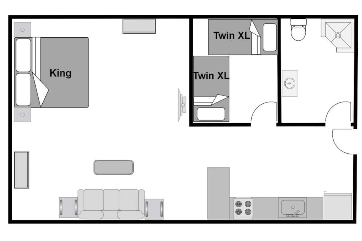 Un hôtel proposant des chambres de différentes catégories : une chambre avec un grand lit, deux chambres avec deux lits simples extra-larges, une kitchenette et un coin salon.