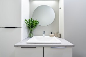 Deluxe-Apartment | Badezimmer | Kostenlose Toilettenartikel, Haartrockner, Handtücher, Seife