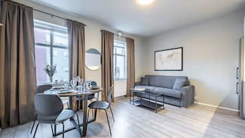 Apartamento Deluxe | Servicio de comidas en la habitación