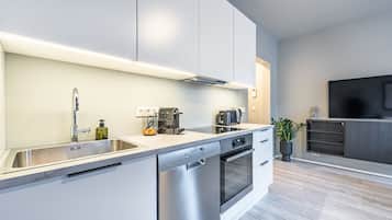 Apartamento Deluxe | Cocina privada | Frigorífico, horno, placa de cocina y lavavajillas