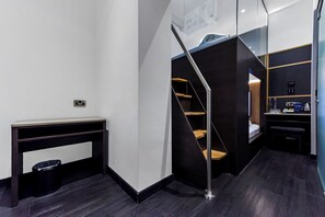 Desk, laptop workspace, blackout drapes, soundproofing - The Z Hotel Holborn (London)