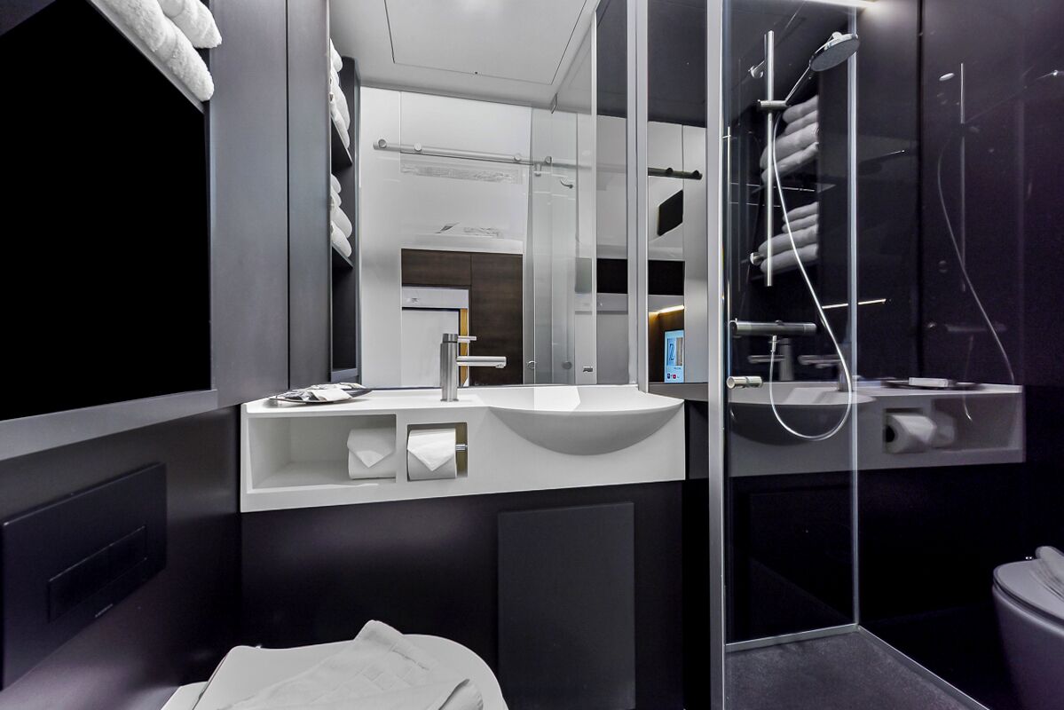 Chambre Familiale, pas de fenêtre | Salle de bain | Douche, sèche-cheveux, serviettes fournies, savon