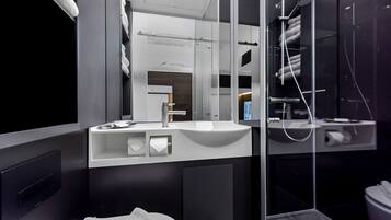 Familienzimmer, ohne Fenster | Badezimmer | Dusche, Haartrockner, Handtücher, Seife