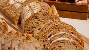Continentaal ontbijt in het weekend (GBP 11.95 per persoon)