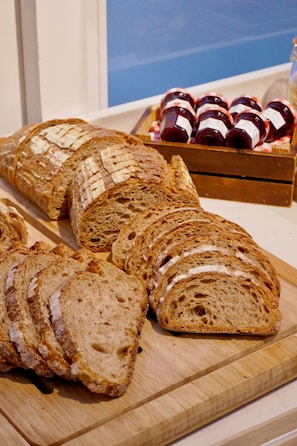 Desayuno continental todos los días (GBP 11.95 por persona)