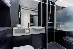 Queen Room, No Windows | Baño | Regadera, secadora de cabello, toallas, jabón