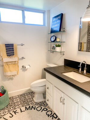 Ducha, secador de pelo, bidet, toallas