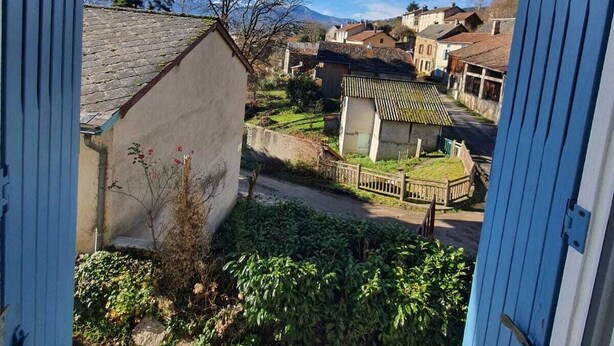 A view from a balcony with a clear sky, a stone pathway, and traditional buildings in the background. - Gite "Le Raoulet" , at the foot of the Col d'Ayens, in the hamlet of Boussan (Soulan)