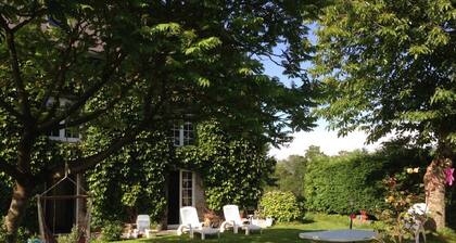 Grande Maison de Campagne Près de Granville , Famille et Animaux Bienvenus