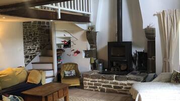 Een dvd-speler, een tafeltennistafel en boeken