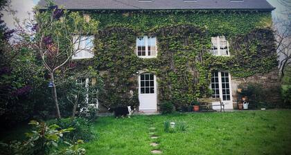 Grande Maison de Campagne Près de Granville , Famille et Animaux Bienvenus
