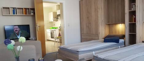 1 dormitorio, caja fuerte, tabla de planchar con plancha y cuna de viaje