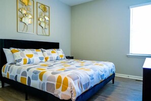 3 bedrooms, iron/ironing board, travel crib, WiFi - Stylish and NEW! Duke~Art Deco (Durham)