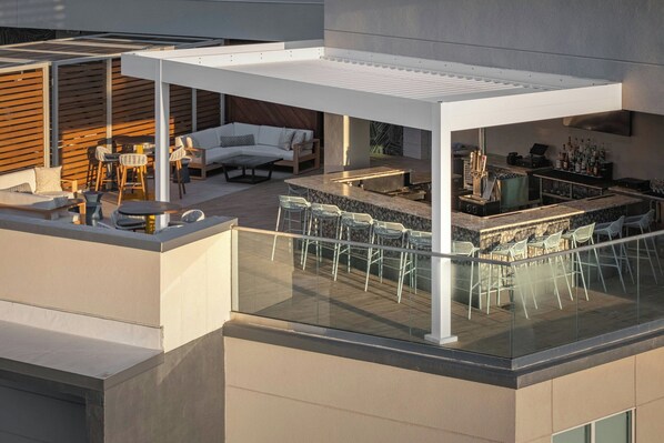2 bars/lounges, rooftop bar
