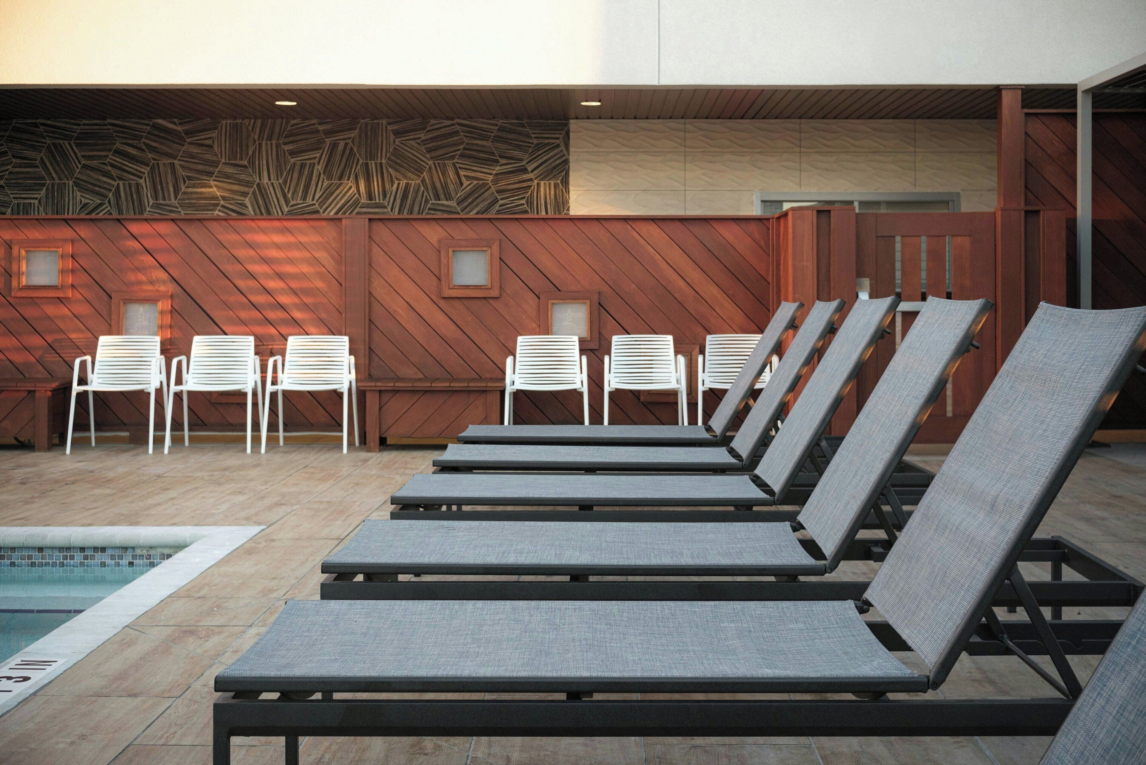 สระว่ายน้ำกลางแจ้ง