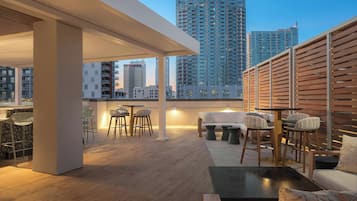 2 bars/lounges, rooftop bar