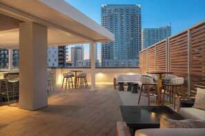 2 か所のバー / ラウンジ、屋上バー