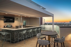 2 bars/lounges, rooftop bar