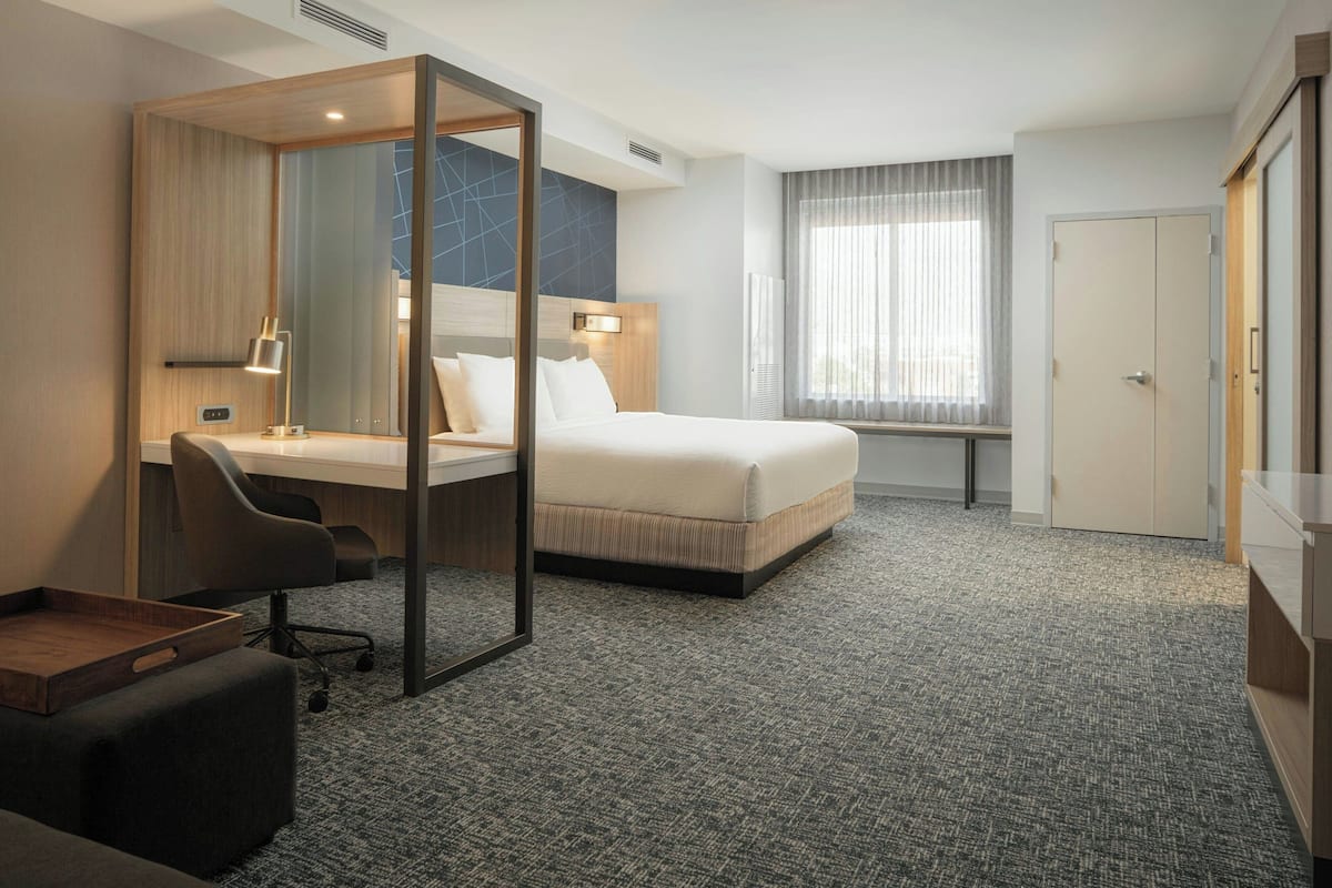 Suite, 1 Tempat Tidur King dengan tempat tidur Sofa, sudut | Meja kerja, tirai kedap cahaya, dan setrika/meja setrika