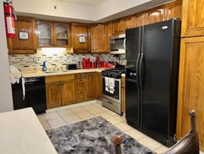 Kjøleskap, mikrobølgeovn, ovn og kokeplater