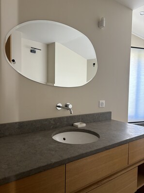 Een douche, handdoeken, toiletpapier