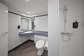 Bathroom - Premier INN Cardiff City Centre-stadium (Cardiff)