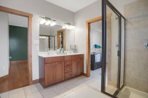 Dusche, Whirlpool, Haartrockner, Bidet