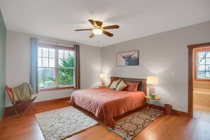 4 bedrooms, desk, travel cot, WiFi