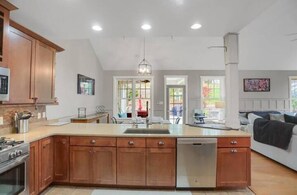 Frigorífic, microones, forn i placa de cuina