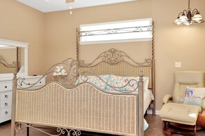 Casa, letti multipli (Dolphin Daze Beach House) | Ferro/asse da stiro, Wi-Fi gratuito