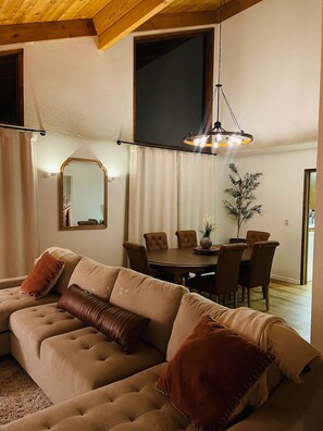 Smart TV - Stunning views from your private & cozy mountain home.  (Mariposa)