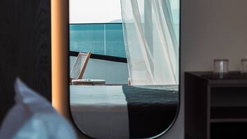 Hochwertige Bettwaren, Schreibtisch, schallisolierte Zimmer