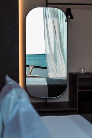 Hochwertige Bettwaren, Schreibtisch, schallisolierte Zimmer