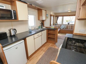 Electric kettle, toaster, cookware/dishes/utensils - 15 Rosewood (Cowes)