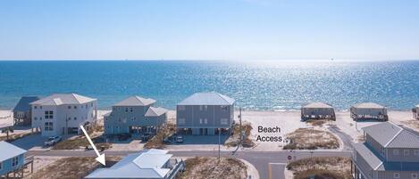En la playa, sillas reclinables de playa, toallas de playa