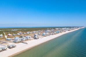 En la playa, camastros y toallas de playa 