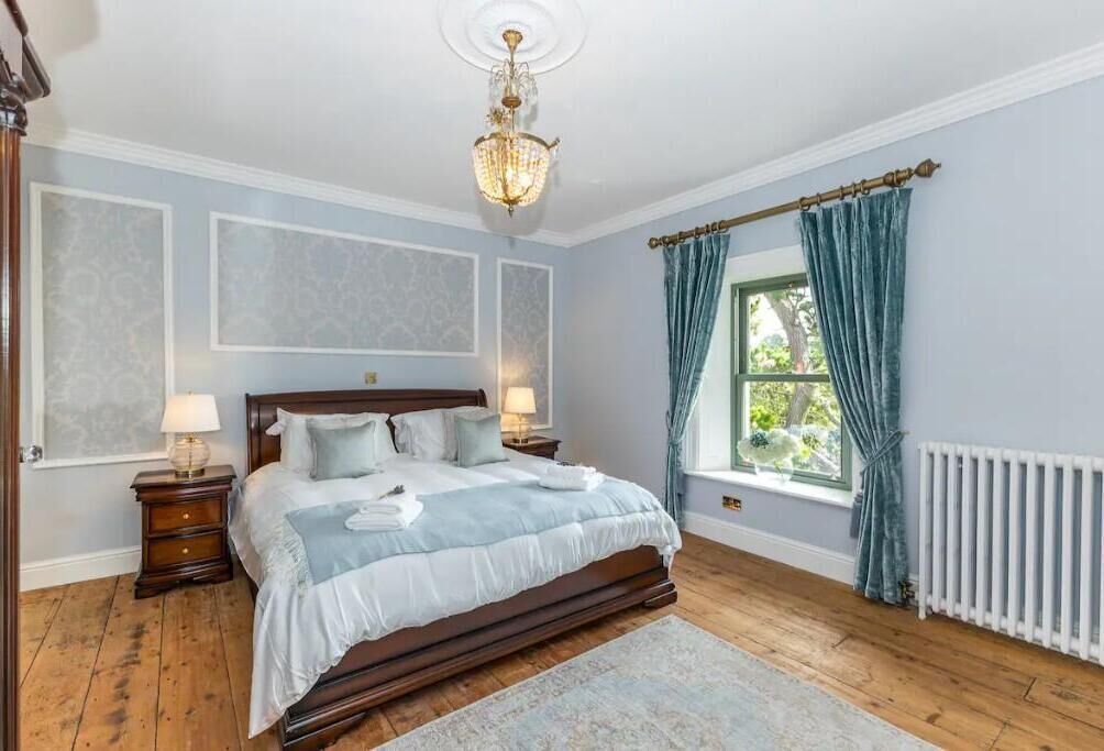 3 habitaciones, tabla de planchar con plancha, wifi y ropa de cama 