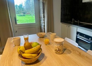 Réfrigérateur, four, plaque de cuisson, cafetière/bouilloire