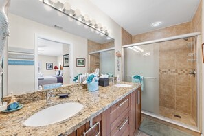 Shower, towels - Villa Millitta - Cozy 3BR home in SW Cape Coral quiet neighborhood - SWFL Rentals (Cape Coral)