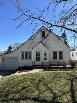 Exterior - CWS Available!! Cute 3 bedroom, 2 full bath 5 miles from Charles Schwab Field  (Omaha)