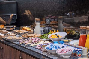 อาหารเช้าแบบบุฟเฟ่ต์ทุกวัน (EUR 14 ต่อคน)