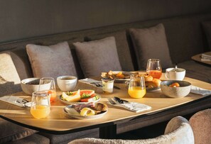 Se ofrece un desayuno bufé todos los días (por un coste adicional)