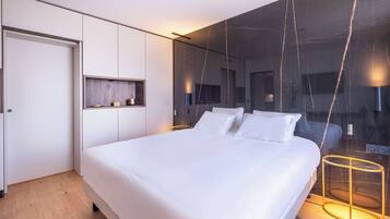 Suite, 1 Tempat Tidur King | Dilengkapi dengan perabotan berbeda-beda dan meja kerja
